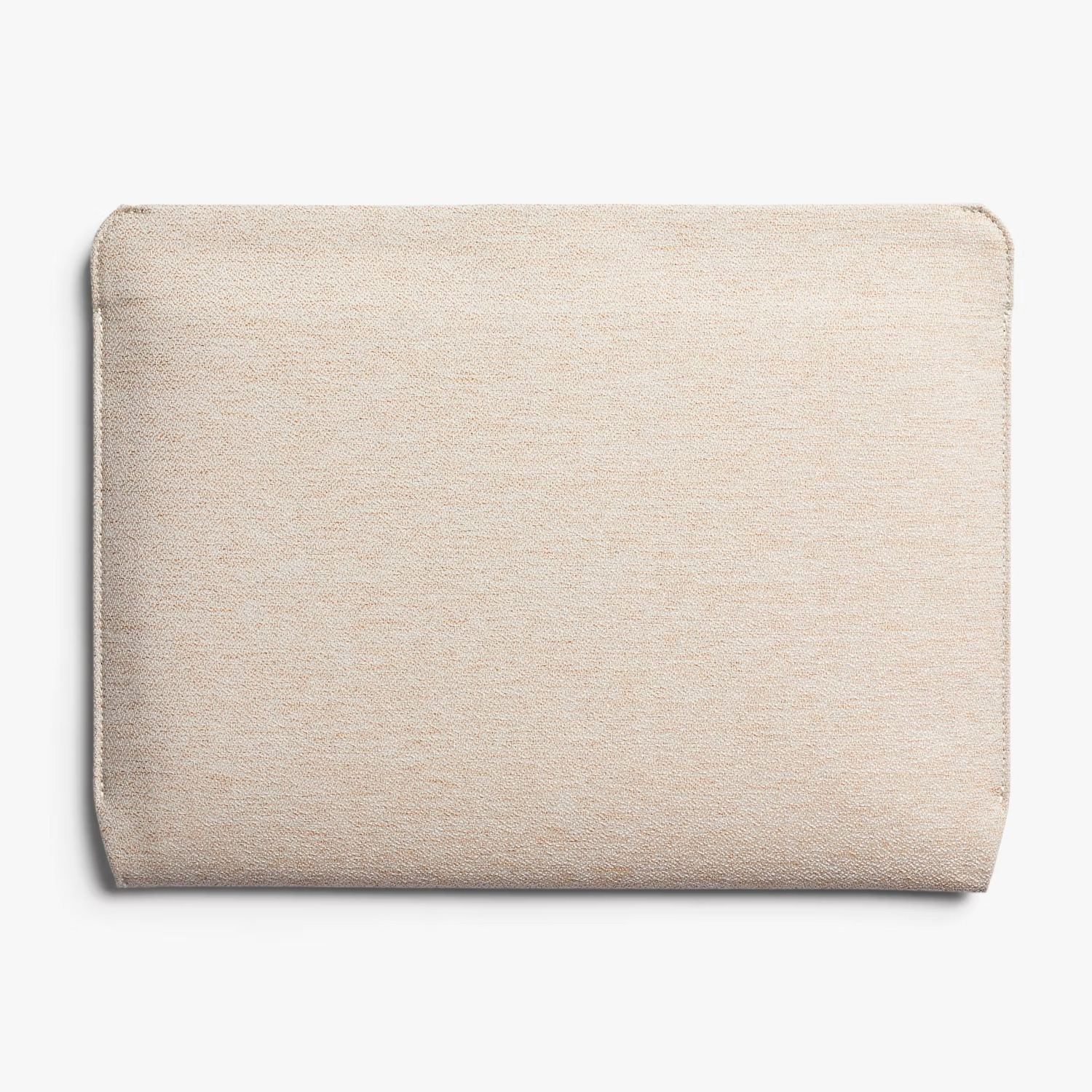 Prostokątne, beżowe etui na laptopa z teksturowanego materiału na białym tle.