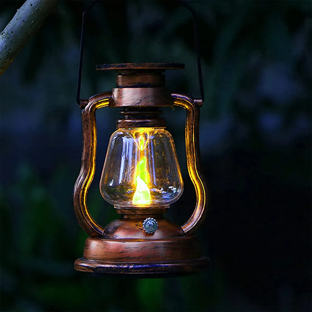 Eine vintage bronzefarbene Hängelaterne leuchtet sanft vor dunklem Hintergrund.