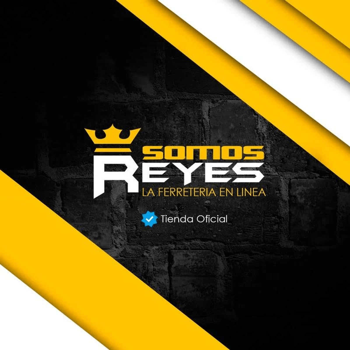 Logo con corona y texto Somos Reyes sobre fondo de ladrillo oscuro con detalles amarillos.