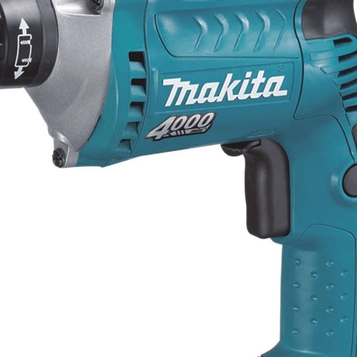 Primer plano de un taladro eléctrico Makita azul con gatillo negro y carcasa plateada.