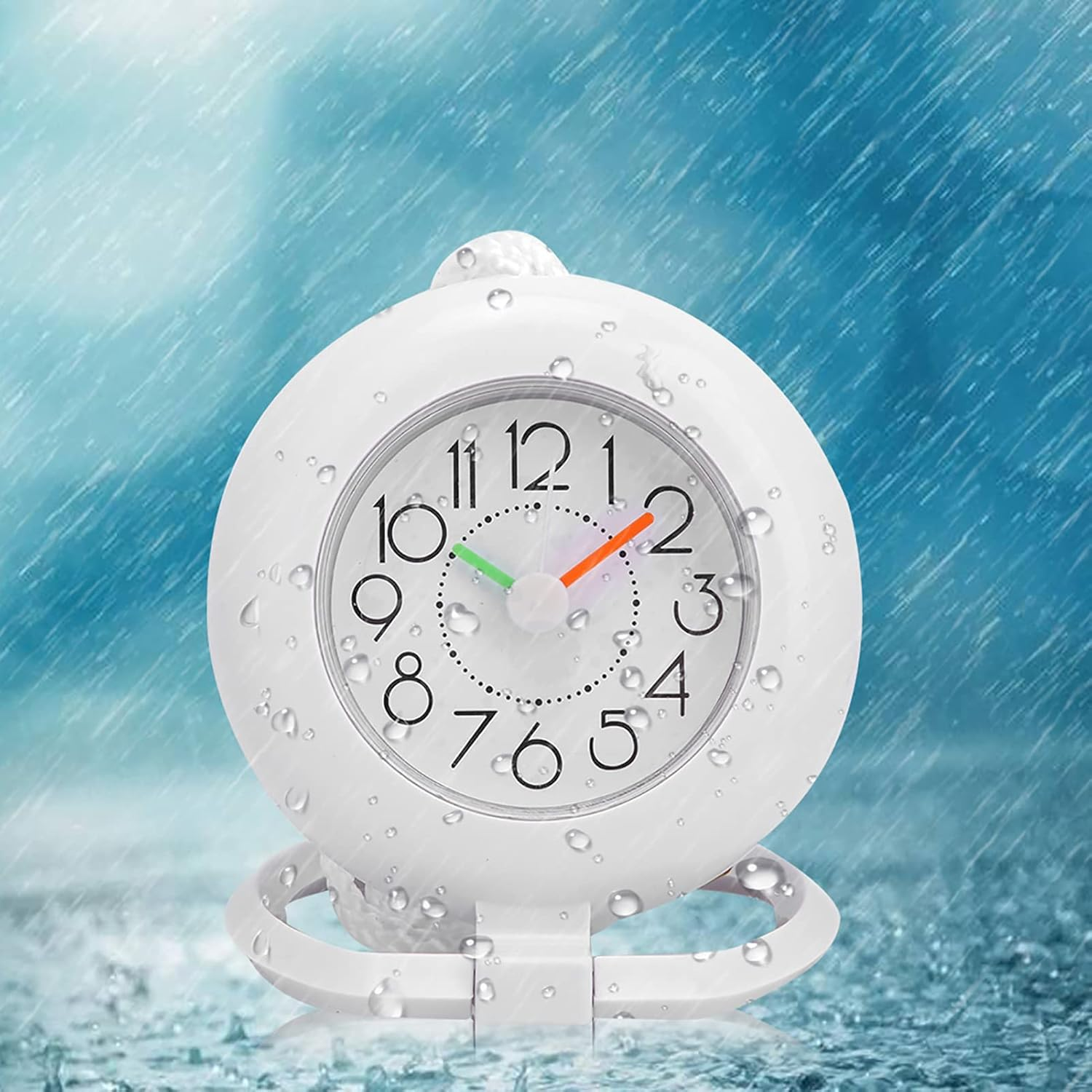 Eine weiße, mit Wassertropfen bedeckte Uhr vor einem verschwommenen blauen Hintergrund mit starkem Regen.