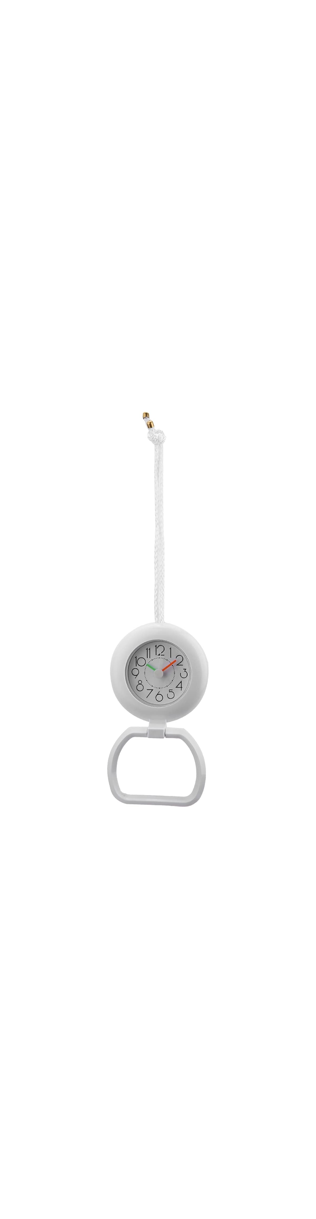 Eine weiße Hängeuhr mit rundem Zifferblatt, grünen und orangen Zeigern, Aufhängeschnur und einer Lasche unten.