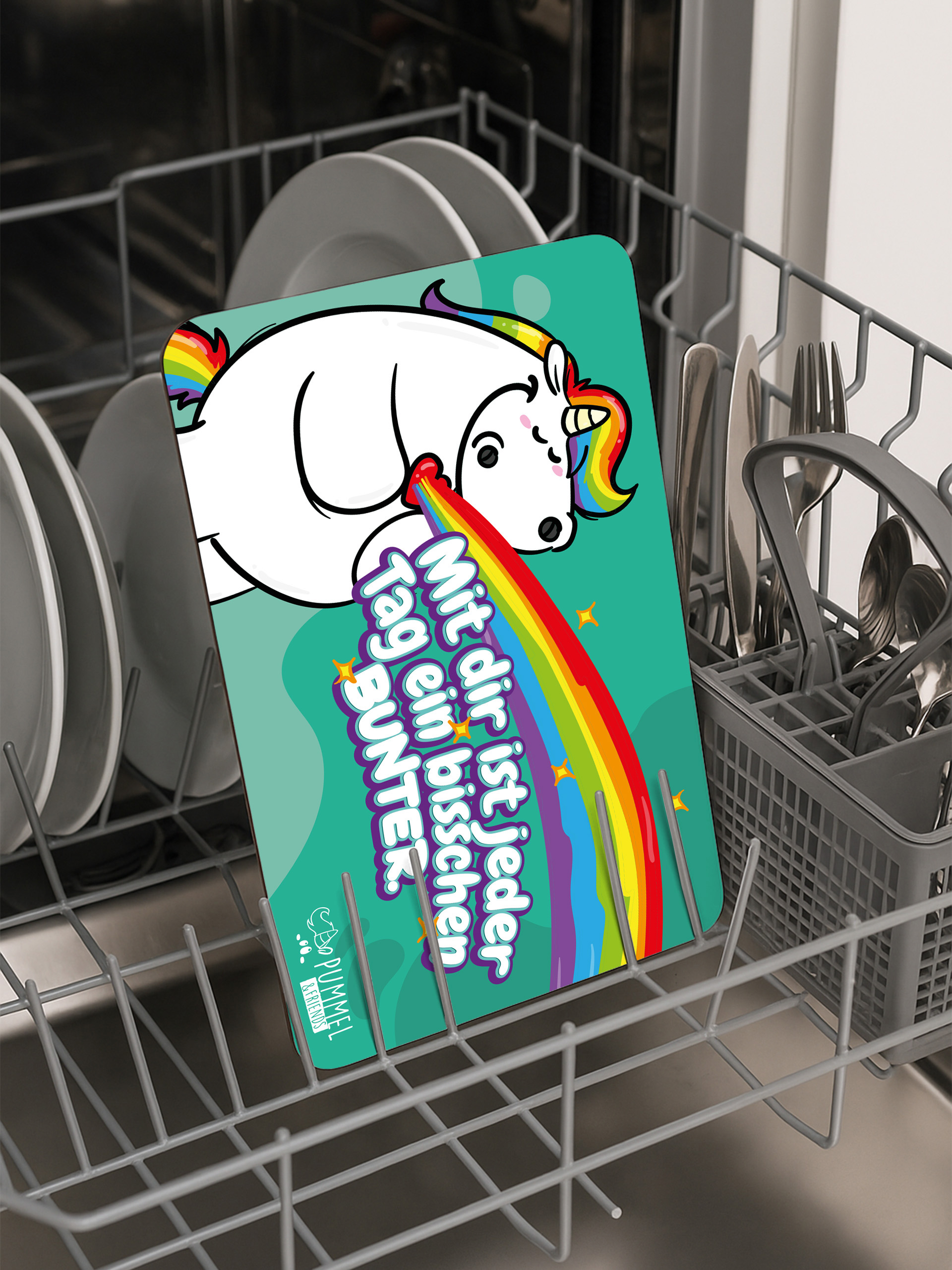 Ein buntes Schild mit einem Einhorn und Regenbogen im Geschirrspüler.