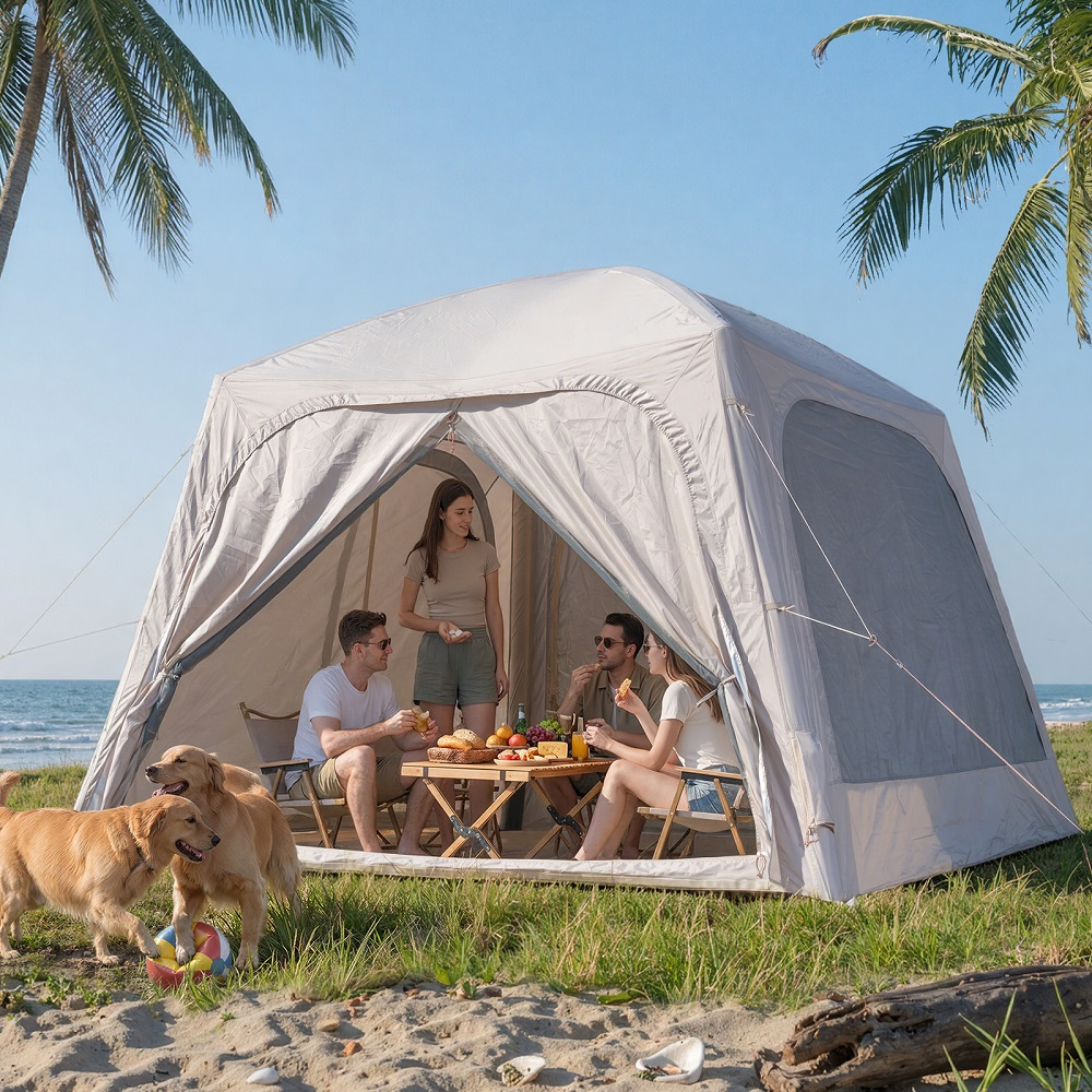 Vier Personen campen in einem großen grauen Zelt am Strand, während zwei Golden Retriever draußen spielen.