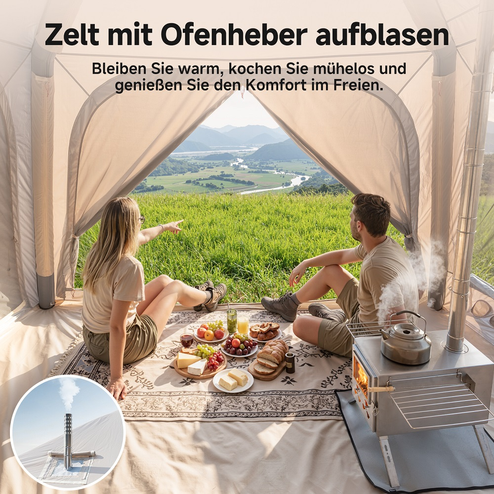 Ein Paar sitzt in einem Zelt mit Ofen beim Picknick vor einer Berglandschaft.