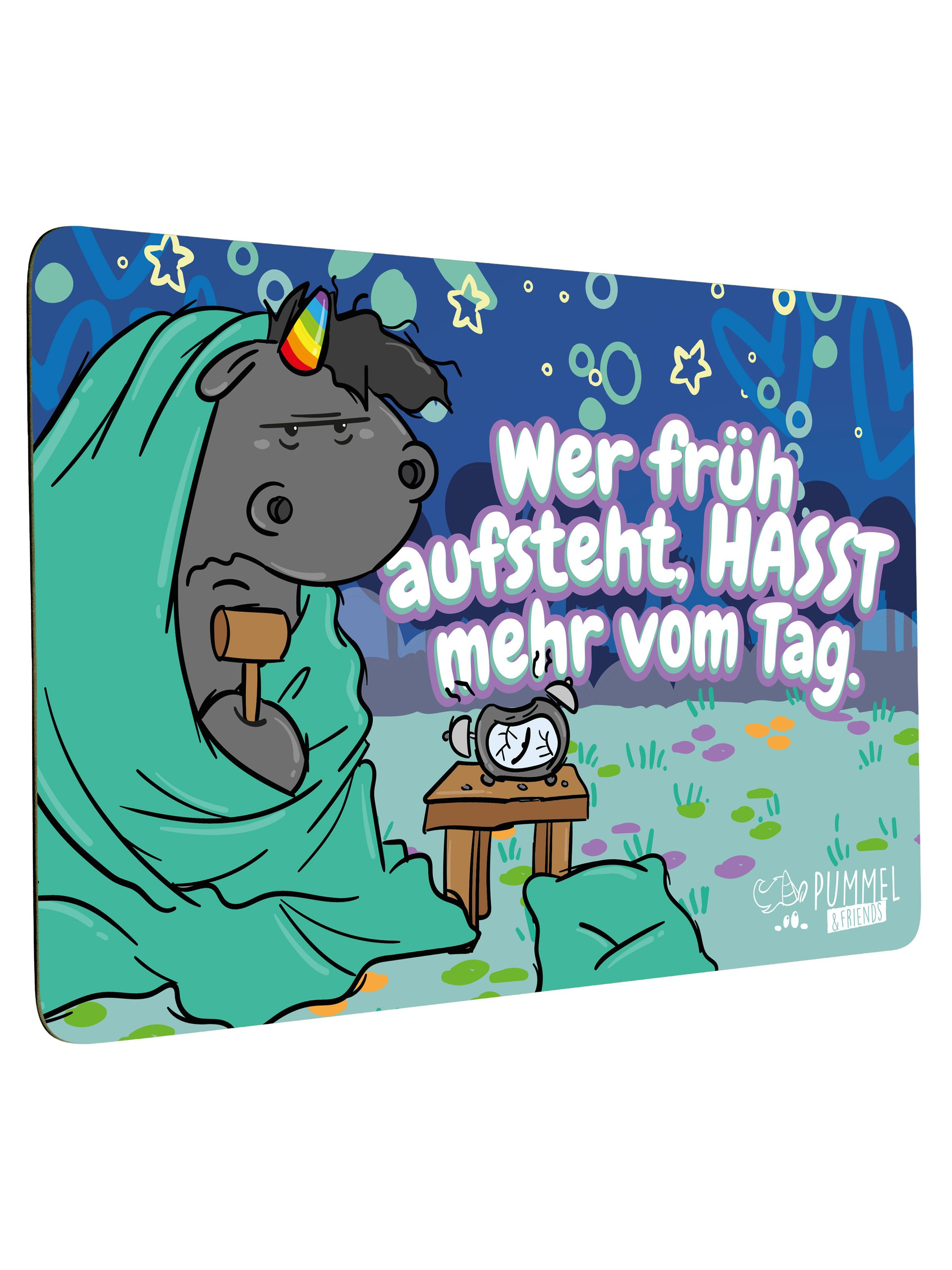 Ein gelaermtes Einhorn wickelt sich in eine Decke und haelt einen Hammer neben einem beschaedigten Wecker.