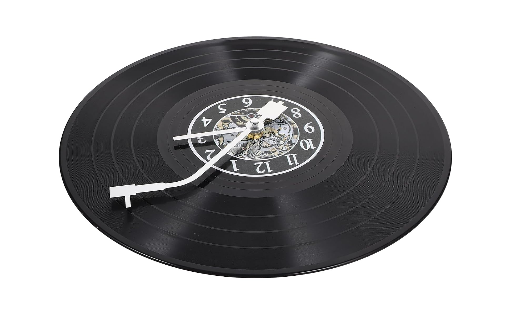 Eine schwarze Schallplatte als Wanduhr mit weißen Zeigern und einem Tonarm-Design auf weißem Hintergrund.