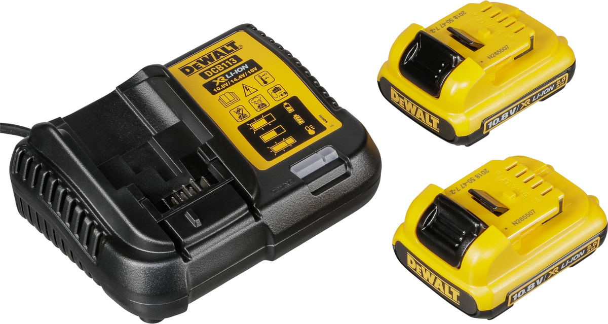 Een geel-zwarte DeWalt acculader met twee bijbehorende DeWalt accu's op een witte achtergrond.