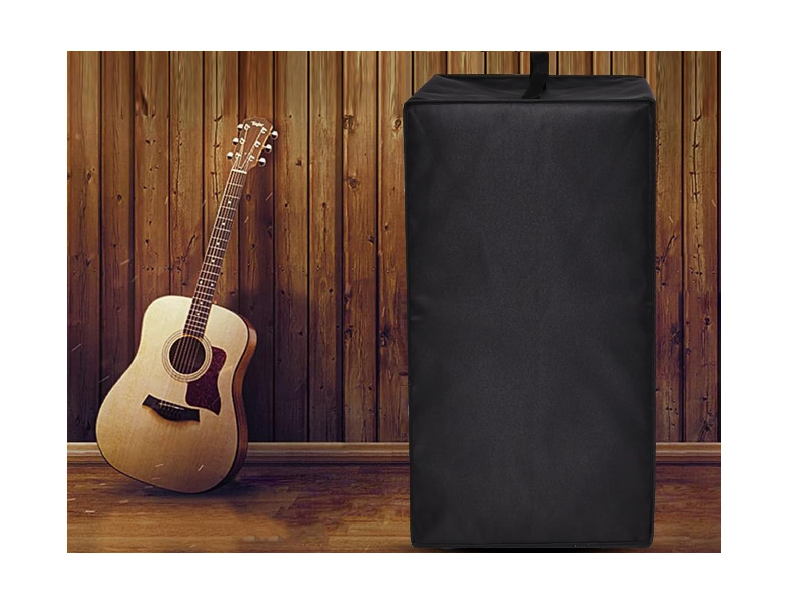 Eine Akustikgitarre lehnt an einer Holzwand neben einer großen schwarzen Tasche auf einem Holzfußboden.