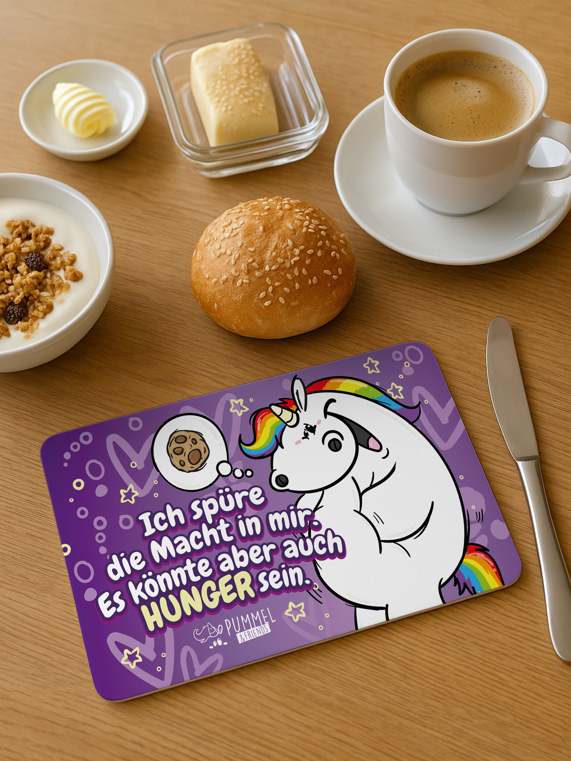 Frühstückstisch mit Kaffee, Brötchen, Joghurt und Tischset mit Pummeleinhorn.