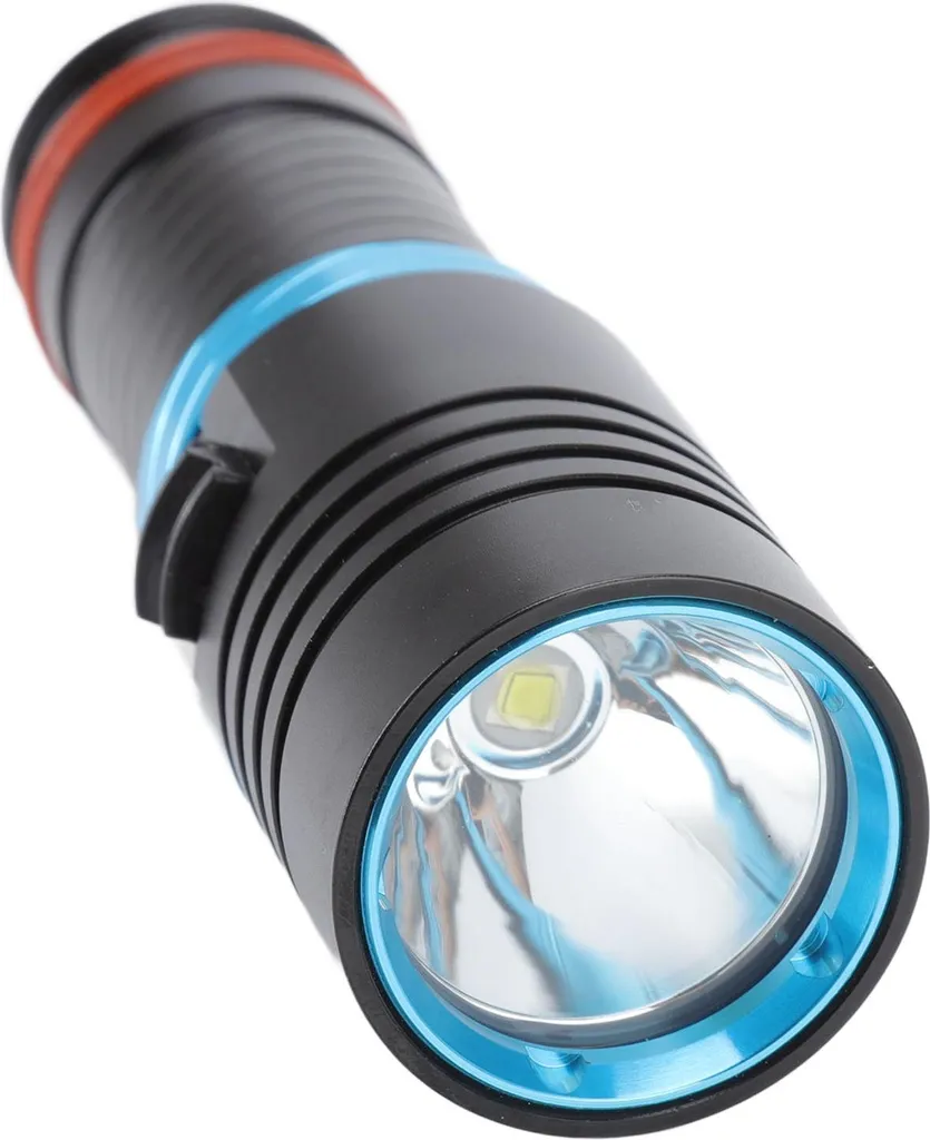 Eine schwarze Taschenlampe mit blauem Ring und LED-Licht auf weißem Hintergrund.