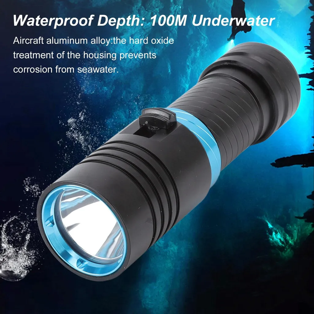 Eine schwarze und blaue Unterwasser-Tauchlampe vor einem blauen Meeresgrund.