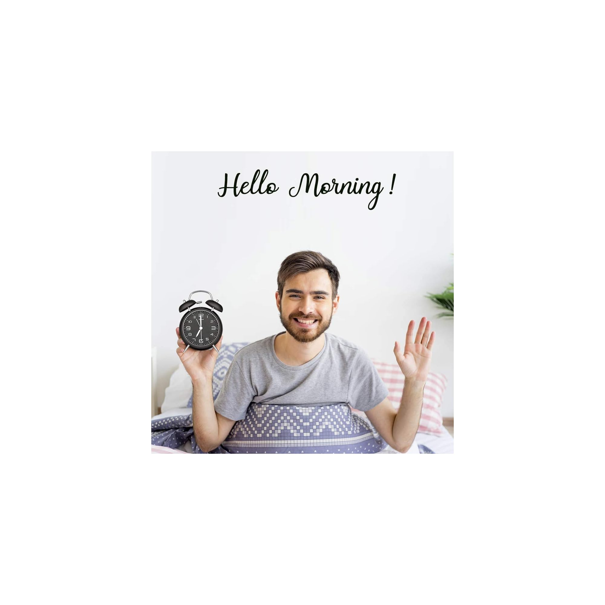 Ein lächelnder Mann im Bett hält einen Wecker und sagt "Hello Morning!".