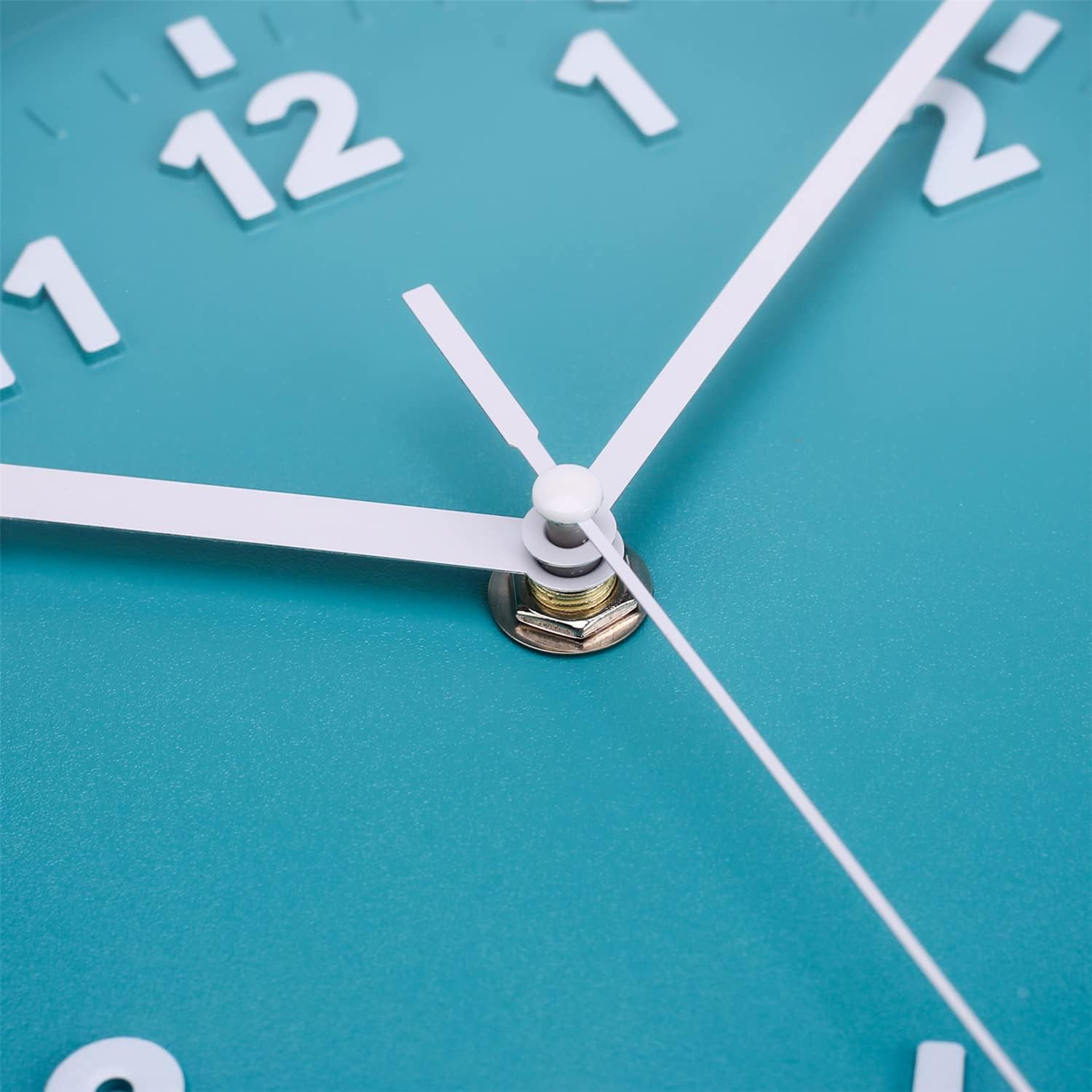 Nahaufnahme eines hellblauen Wanduhr-Zifferblatts mit weißen Zeigern und großen Ziffern.