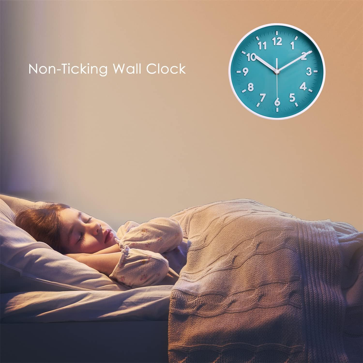 Ein Kind schläft friedlich im Bett unter einer Decke, während eine türkisblaue Wanduhr an der Wand hängt.