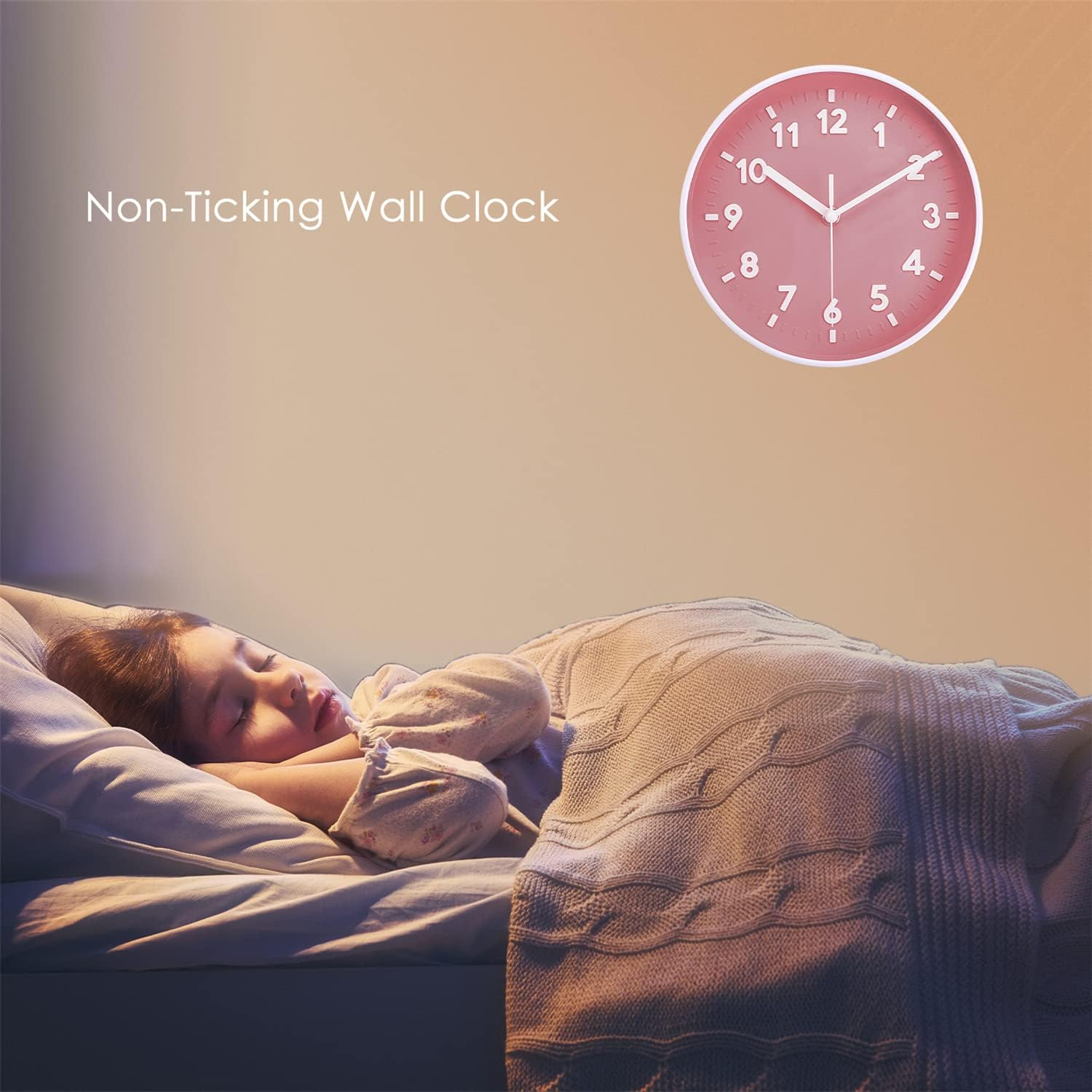 Ein junges Mädchen schläft friedlich im Bett unter einer Decke, darüber hängt eine rosa Wanduhr.