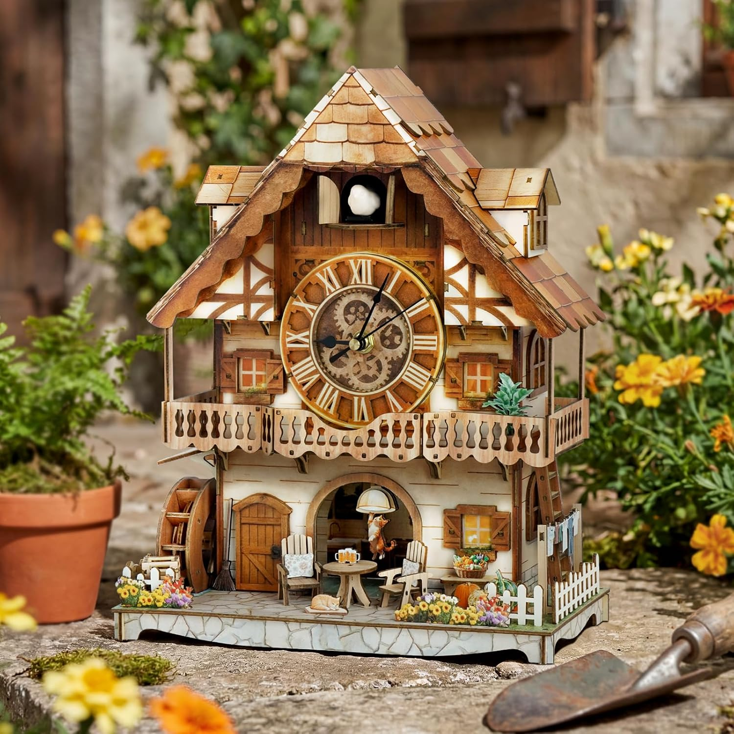 Ein detailgetreues Kuckucksuhr-Modell aus Holz mit großem Zifferblatt, Balkon und einer Mini-Terrasse.