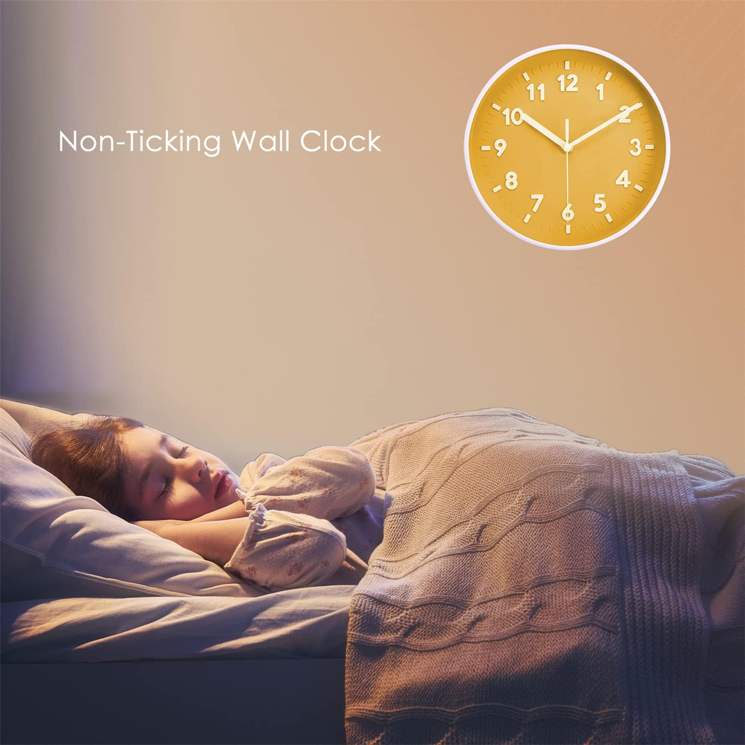 Ein Kind schläft friedlich im Bett unter einer Decke, während an der Wand eine gelbe Wanduhr hängt.