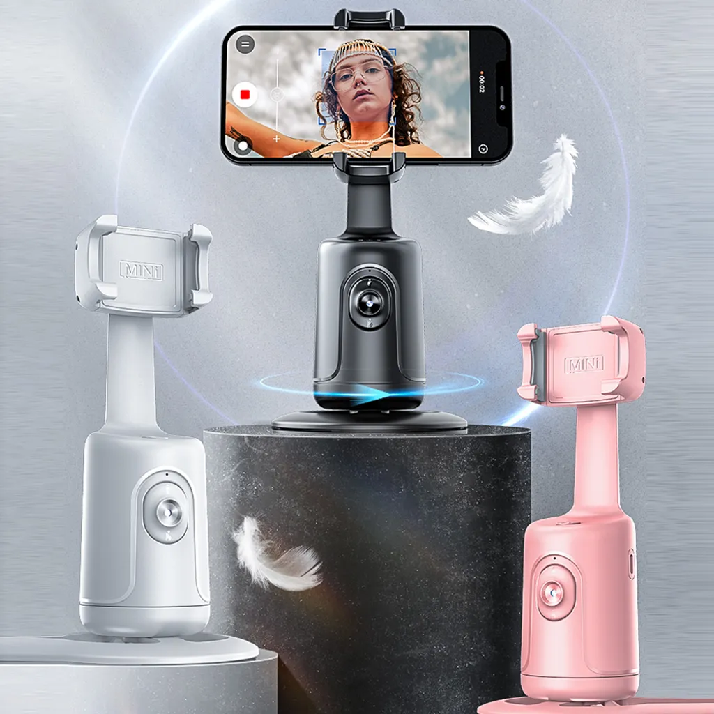 Drei Mini-Handystative in Schwarz, Weiß und Pink auf Podesten, das schwarze hält ein Smartphone mit Video.