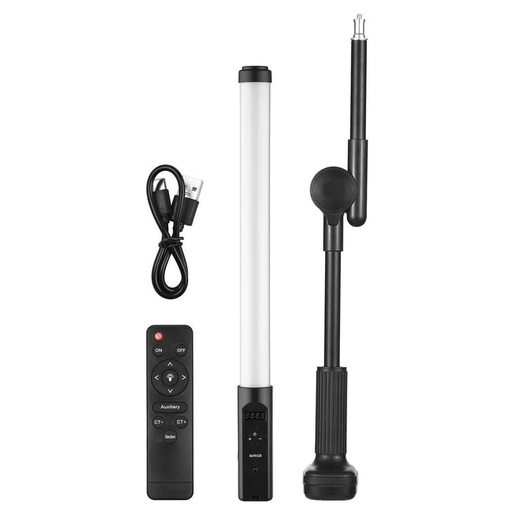 Lichtstab mit LED-Röhre, schwarzer Fernbedienung, USB-Kabel und verstellbarem Stativ auf weißem Hintergrund.