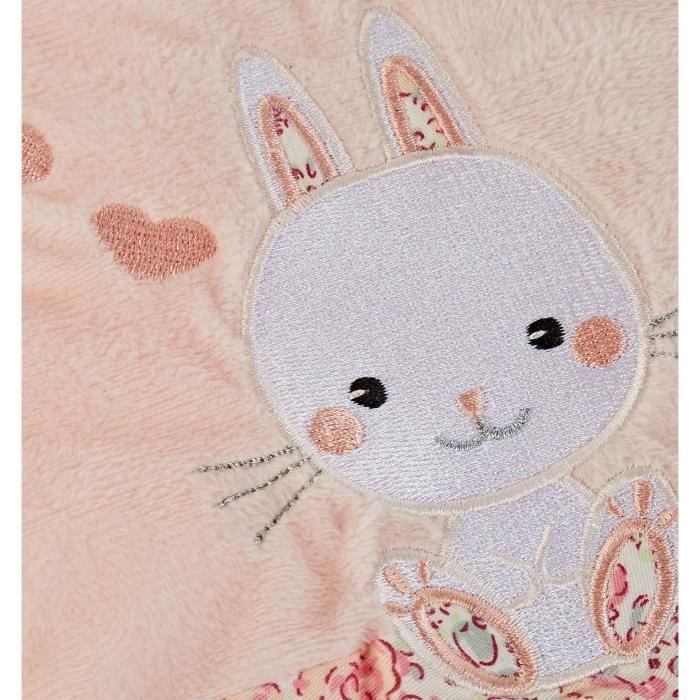 Un coniglietto bianco ricamato su tessuto di peluche rosa con piccoli cuori e dettagli floreali.