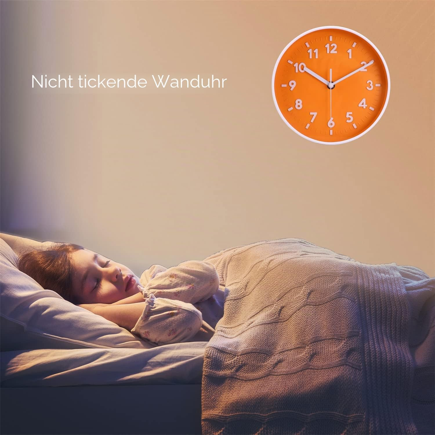 Ein Kind schläft friedlich im Bett unter einer Decke, an der Wand hängt eine orangefarbene Uhr.
