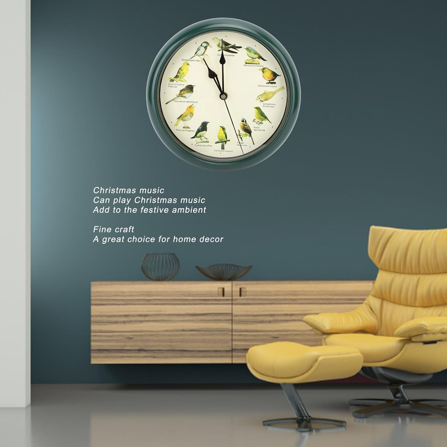 Eine grüne Wanduhr mit Vogelmotiven hängt über einem Holzkasten und einem gelben Sessel.