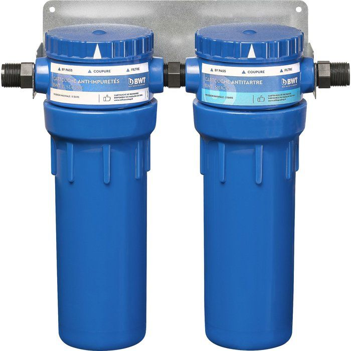 Due filtri per acqua BWT blu con tappi blu sono montati su una staffa metallica.