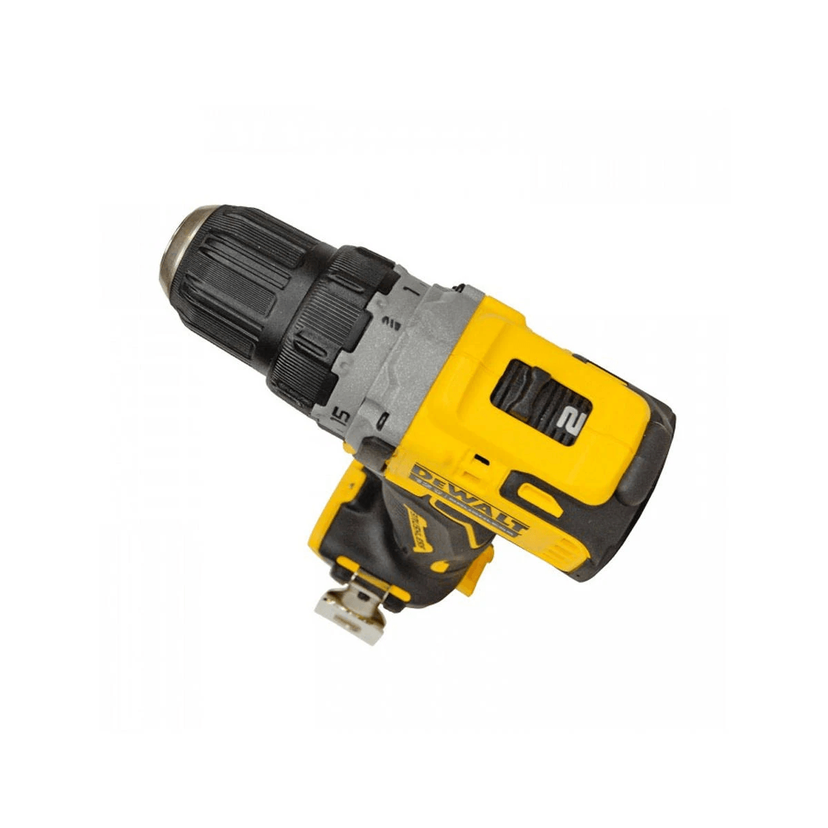 Een compacte geel-zwarte DeWalt accuboormachine opzetstuk diagonaal op een witte achtergrond.