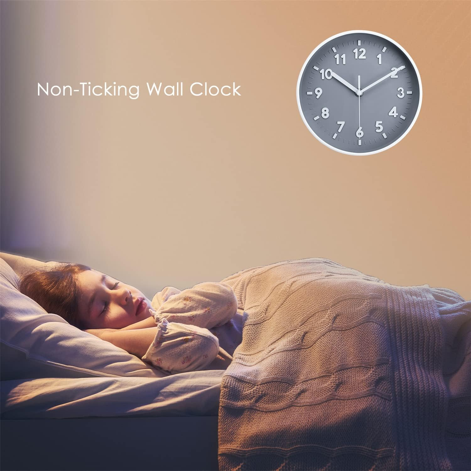 Ein Kind schläft friedlich im Bett unter einer Decke, an der Wand darüber eine graue Wanduhr.