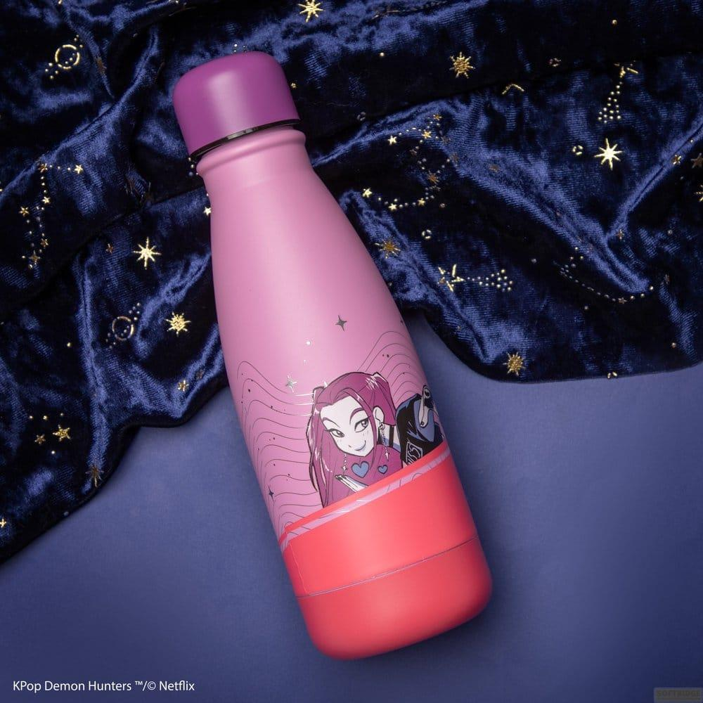 Eine rosa Mehrweg-Wasserflasche mit Anime-Figur-Grafik vor blauem Sternenhintergrund.
