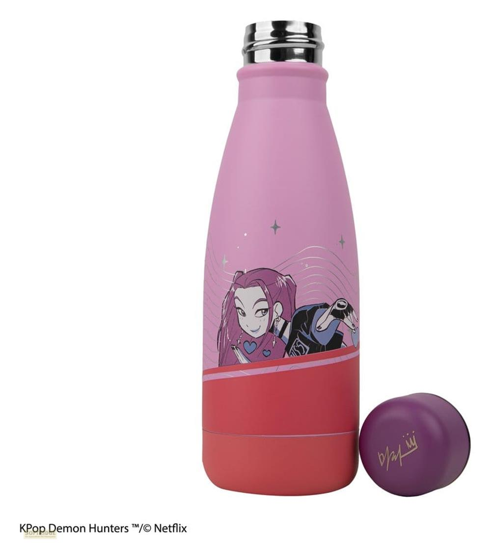 Eine rosa und rote Wasserflasche mit einem Anime-Mädchen und abgenommenem Deckel auf weißem Hintergrund.