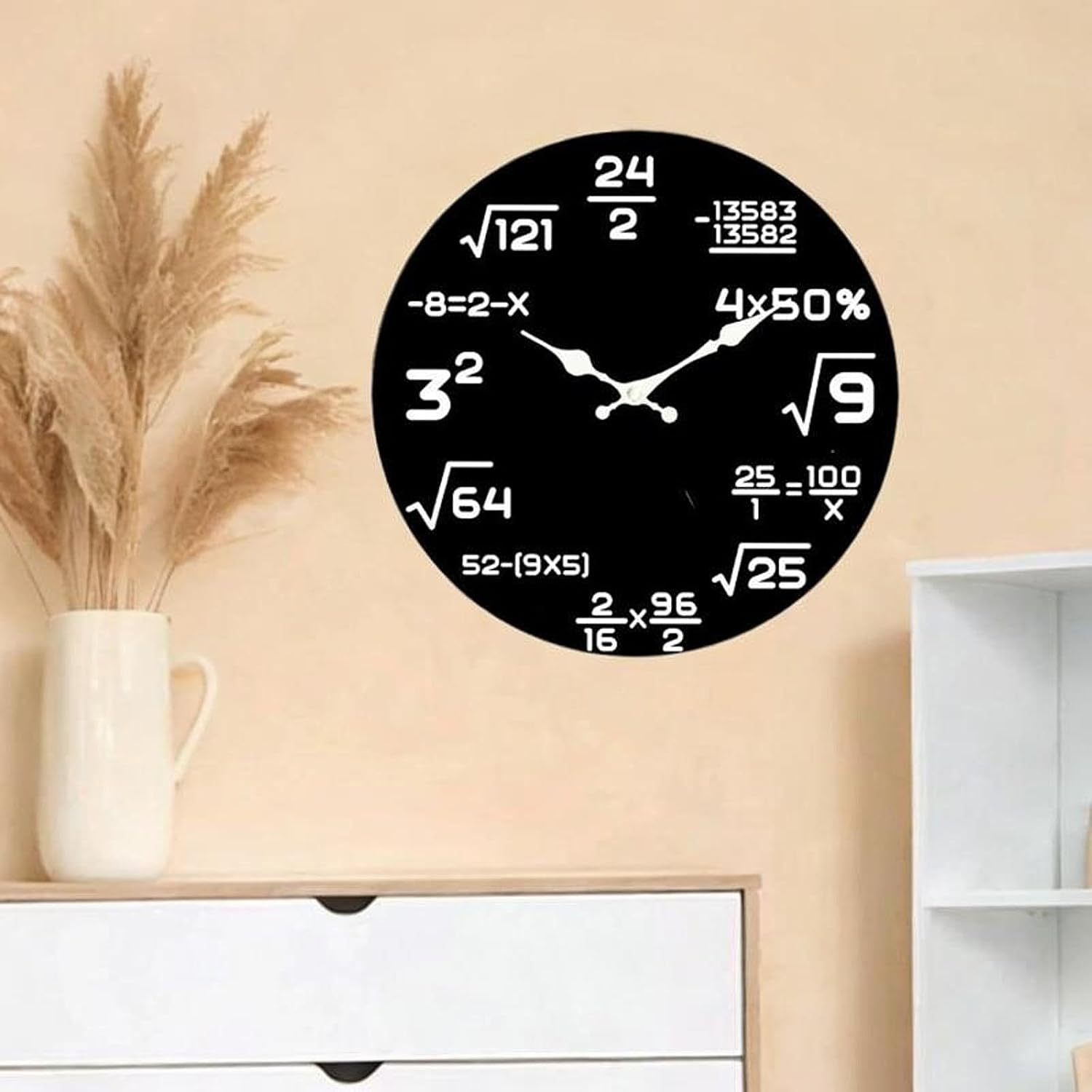 Eine schwarze Wanduhr mit mathematischen Gleichungen anstelle von Zahlen hängt an einer beige Wand.