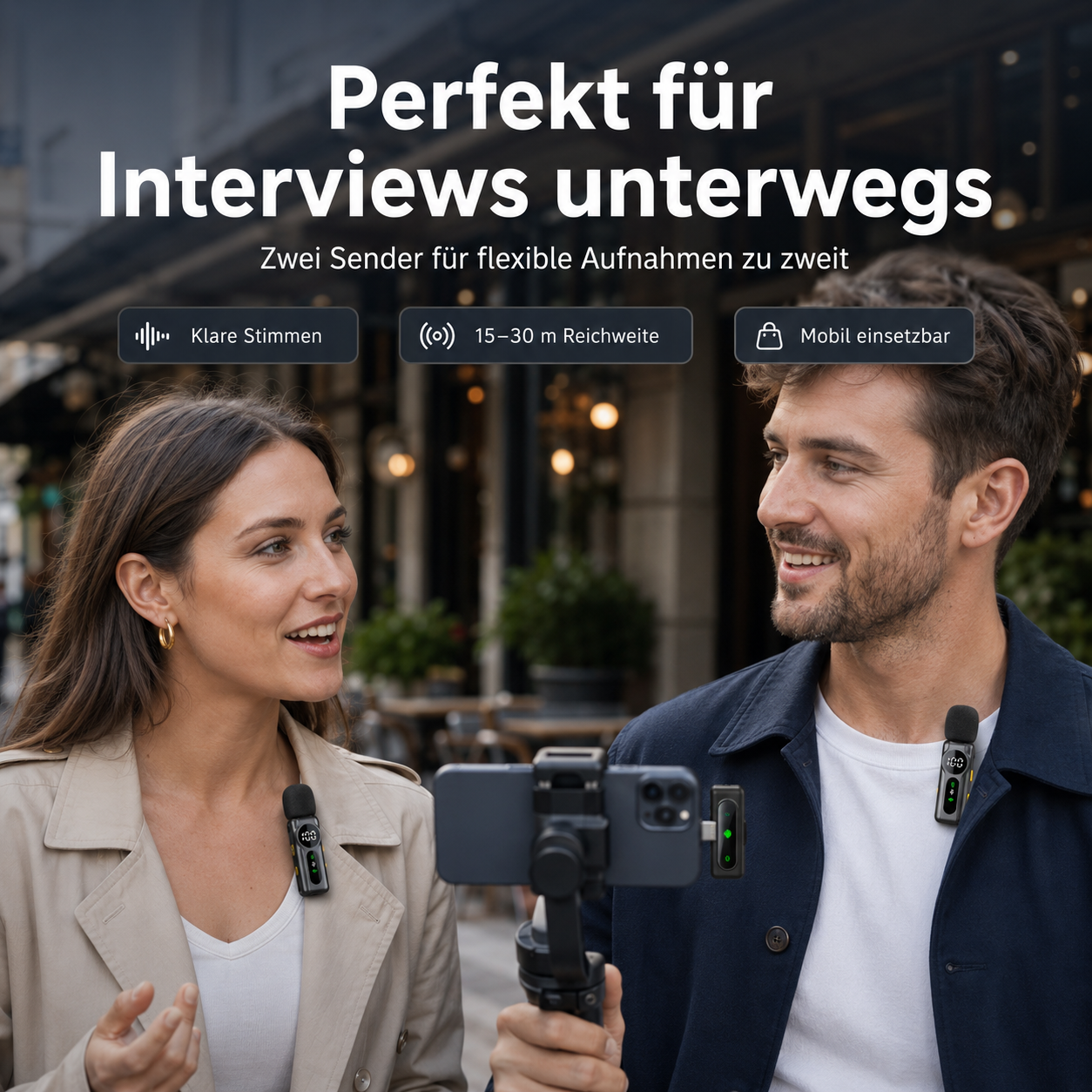 Ein Paar nutzt kleine Ansteckmikrofone und ein Smartphone mit Gimbal für ein Interview im Freien.