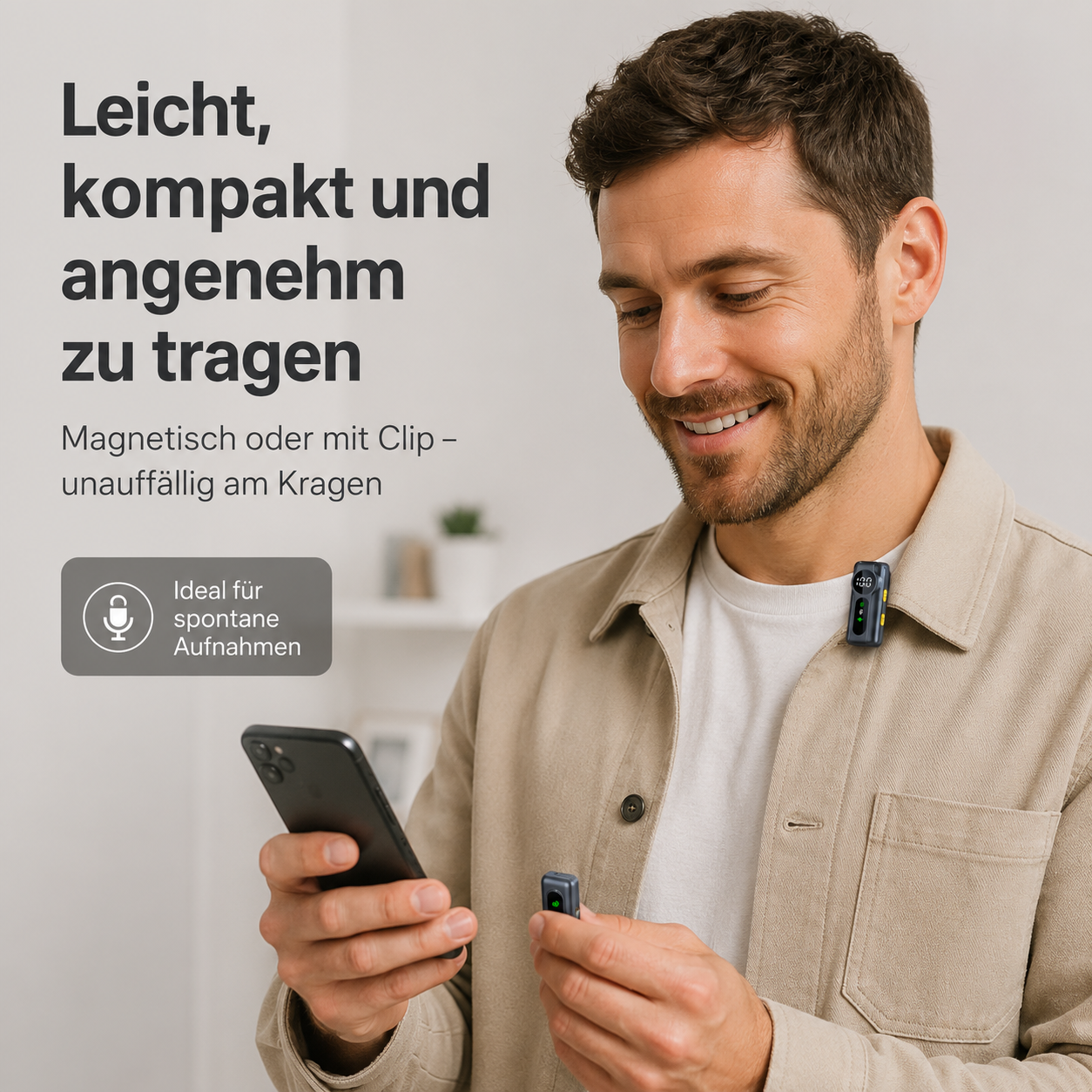 Mann mit Mikrofon am Kragen und Smartphone in der Hand.