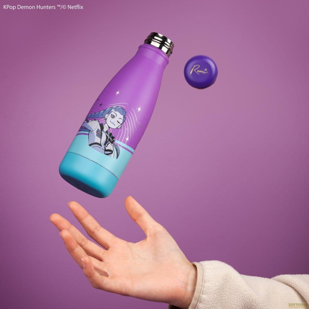 Eine violette und blaue Wasserflasche mit Zeichentrickfigur schwebt über einer offenen Hand.