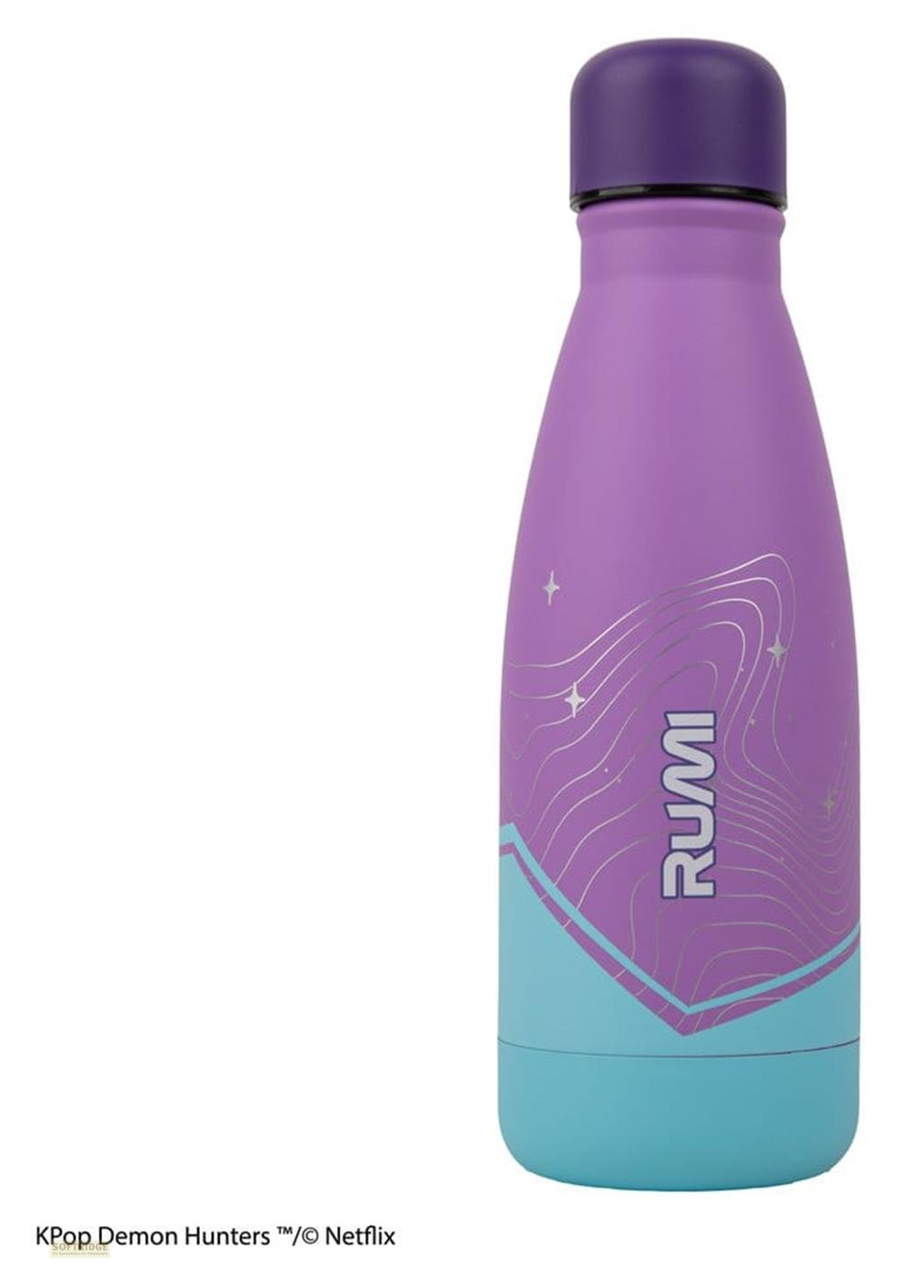 Eine lila und blaue Wasserflasche mit der Aufschrift RUMI, Sternenmotiven und einem violetten Deckel vor weißem Hintergrund.