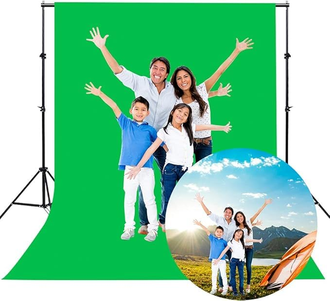Familie posiert vor grünem Hintergrund, der in eine Berglandschaft eingefügt wird.