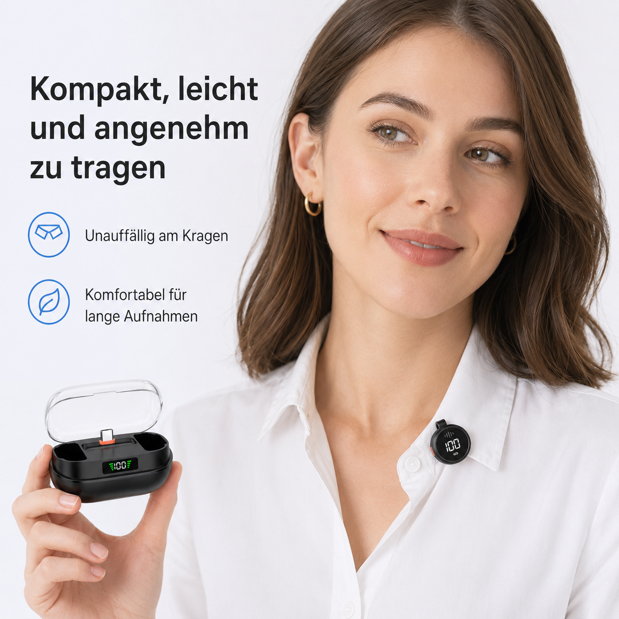 Eine Frau in weißer Bluse zeigt ein kleines Mikrofon am Kragen und das dazugehörige Ladecase.