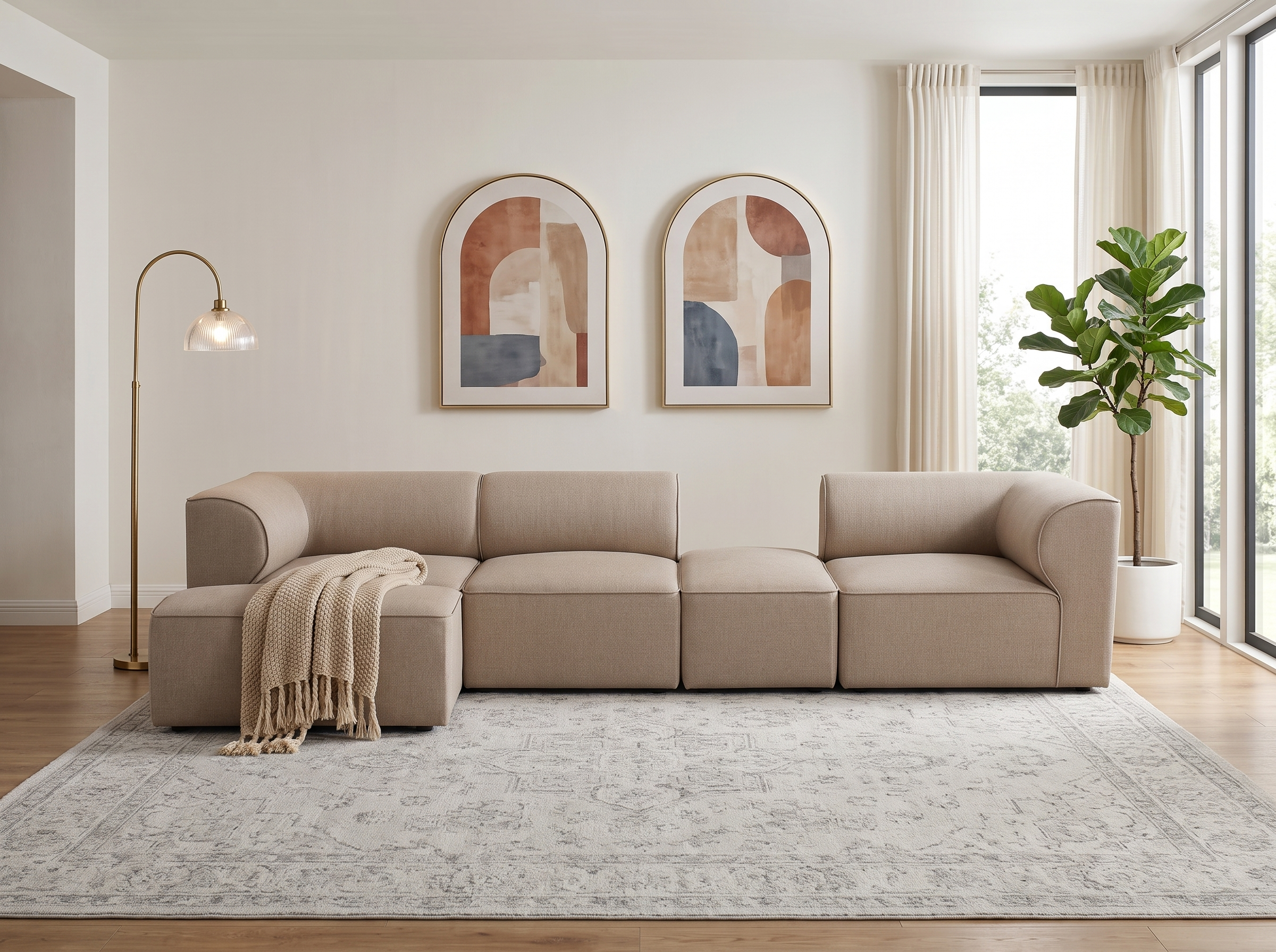 Beiges Wohnzimmer mit modularer Couch, zwei abstrakten Bildern, Stehlampe, Teppich und Topfpflanze.