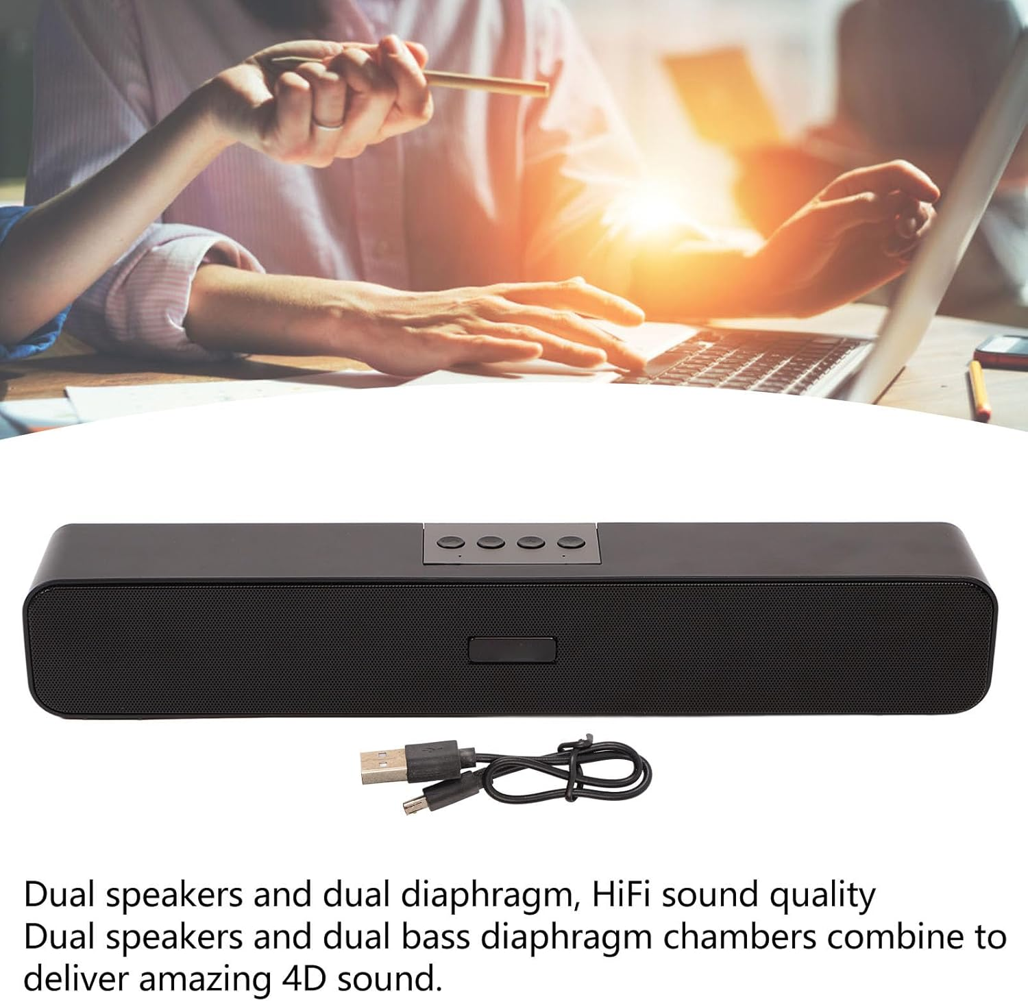 Ein schwarzer, rechteckiger Bluetooth-Lautsprecher mit einem USB-Kabel vor einem Büro-Hintergrund.