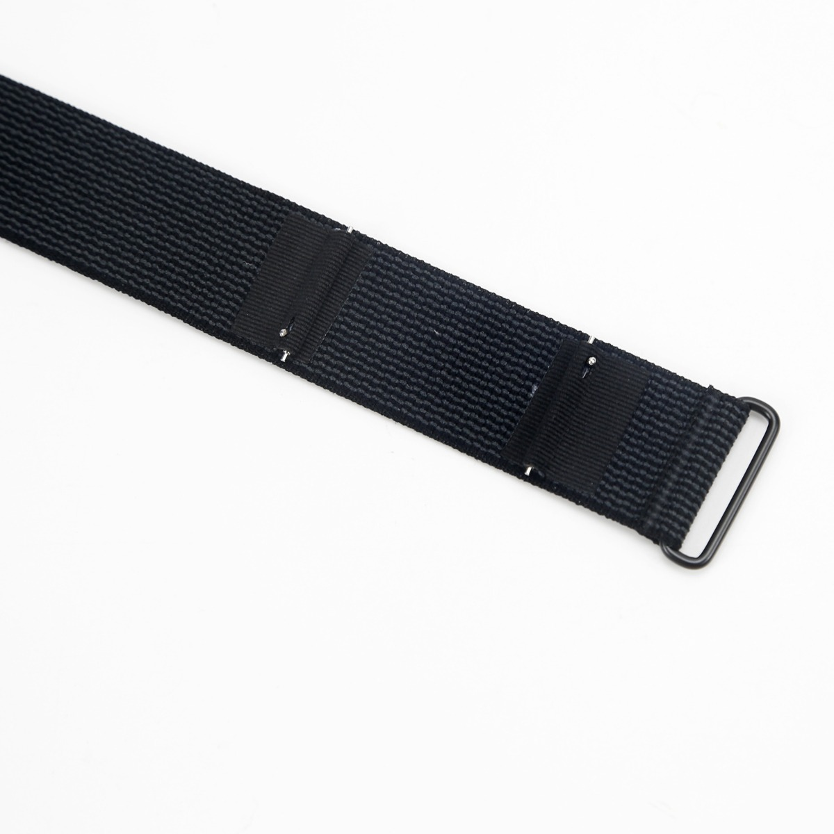 Ein schwarzes Nylon-Uhrenarmband mit Metallschlaufe auf weißem Hintergrund.