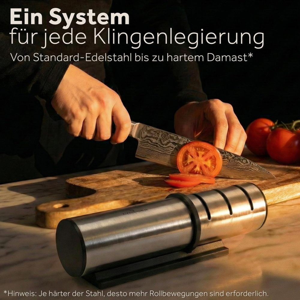 Eine Person schneidet Tomaten auf einem Holzbrett mit einem rollenden Schärfer im Vordergrund.