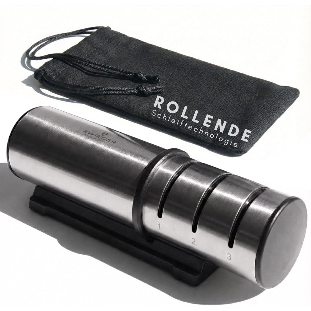 Ein silberner Messer-Rollschärfer mit drei Schlitzen und eine schwarze Stofftasche mit Aufschrift.