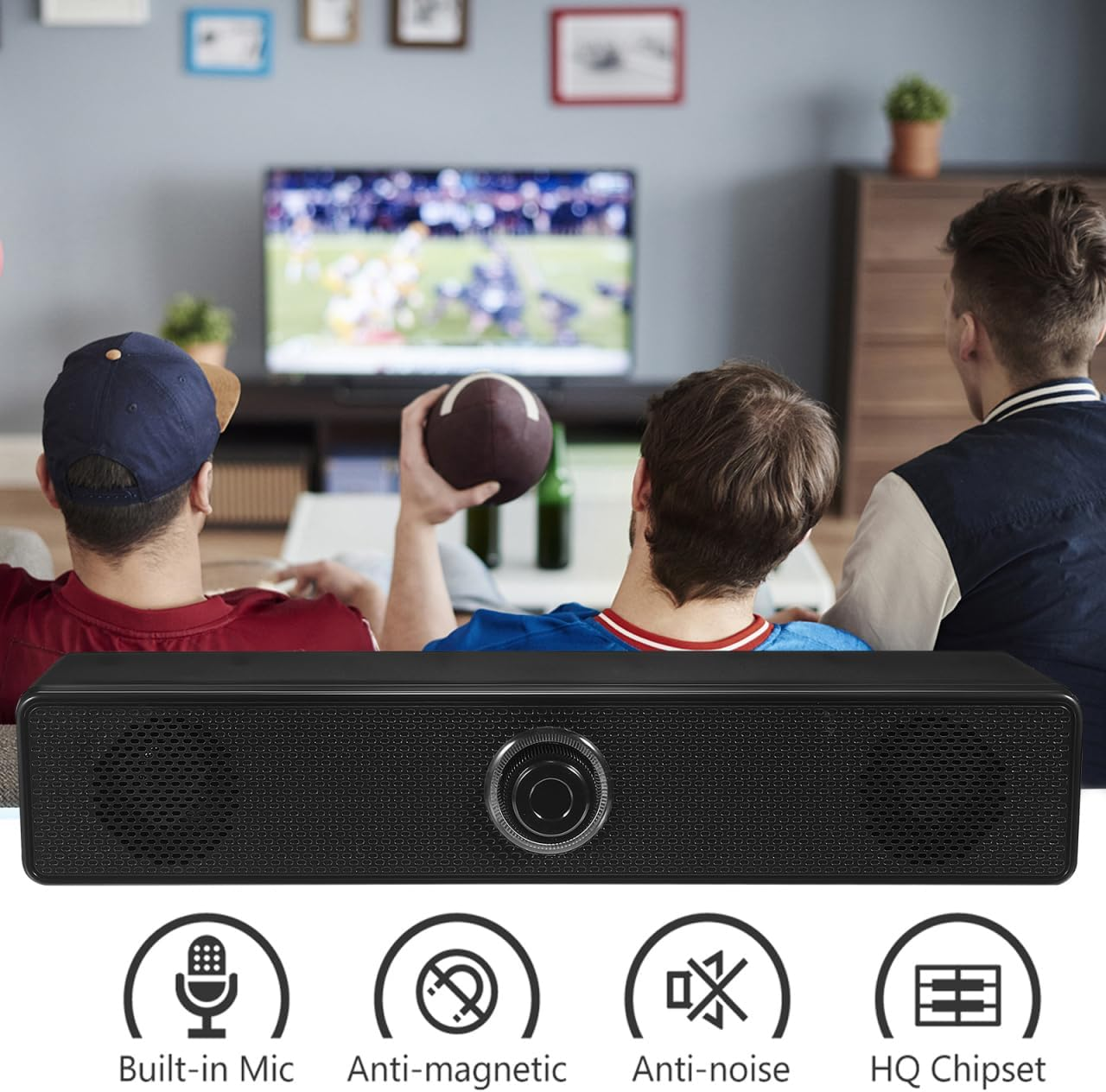 Drei Männer schauen American Football im Fernsehen, im Vordergrund ein schwarzer Lautsprecher mit vier Symbolen.