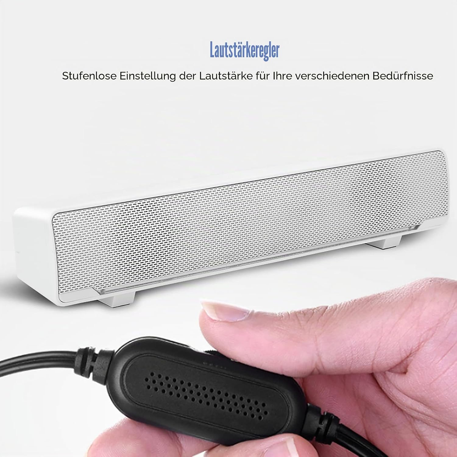 Eine Hand hält einen schwarzen Lautstärkeregler vor einer weißen Soundbar mit Text darüber.