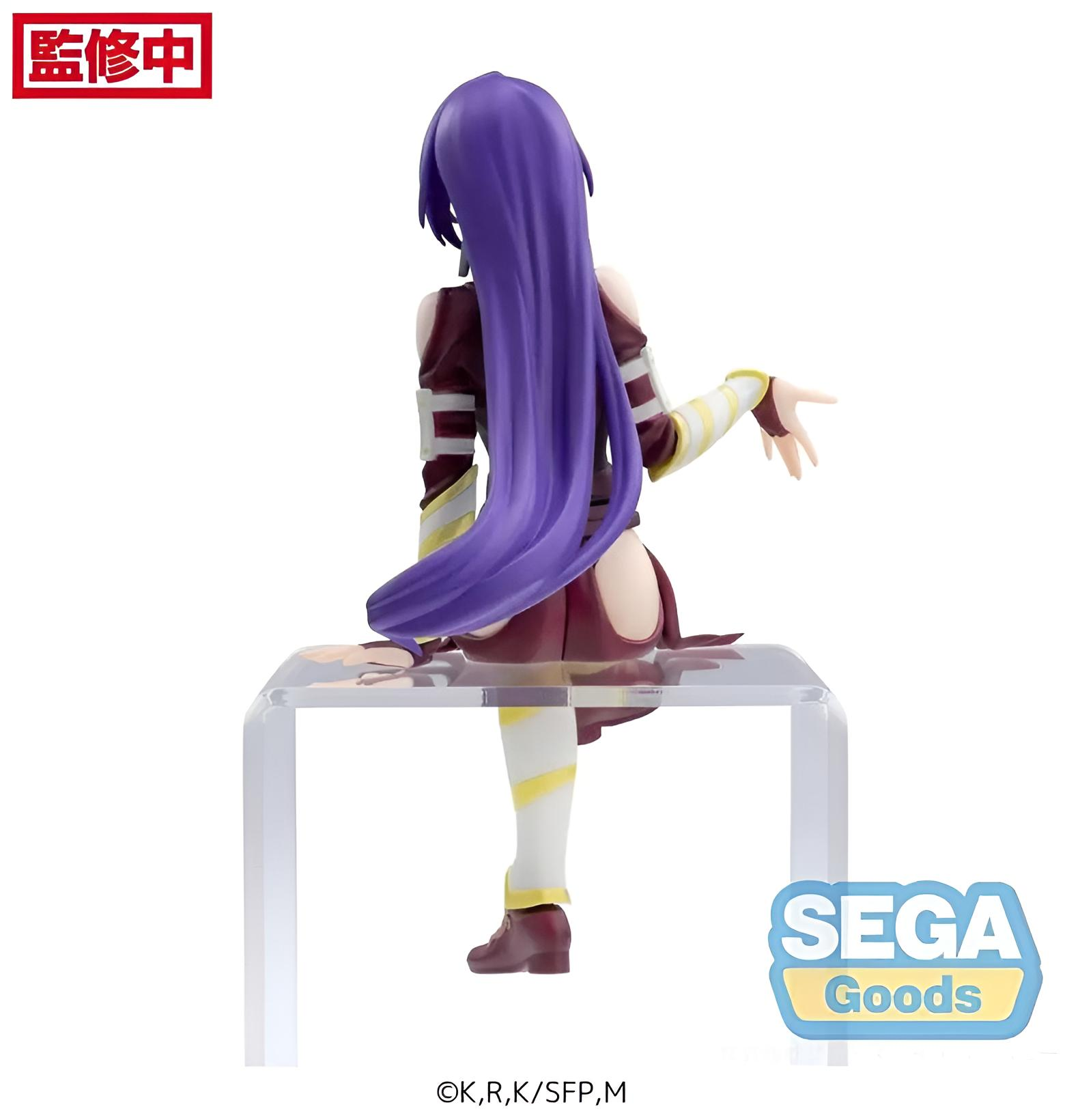 Anime-Figur mit langen violetten Haaren sitzt auf einem transparenten Block vor weißem Hintergrund.