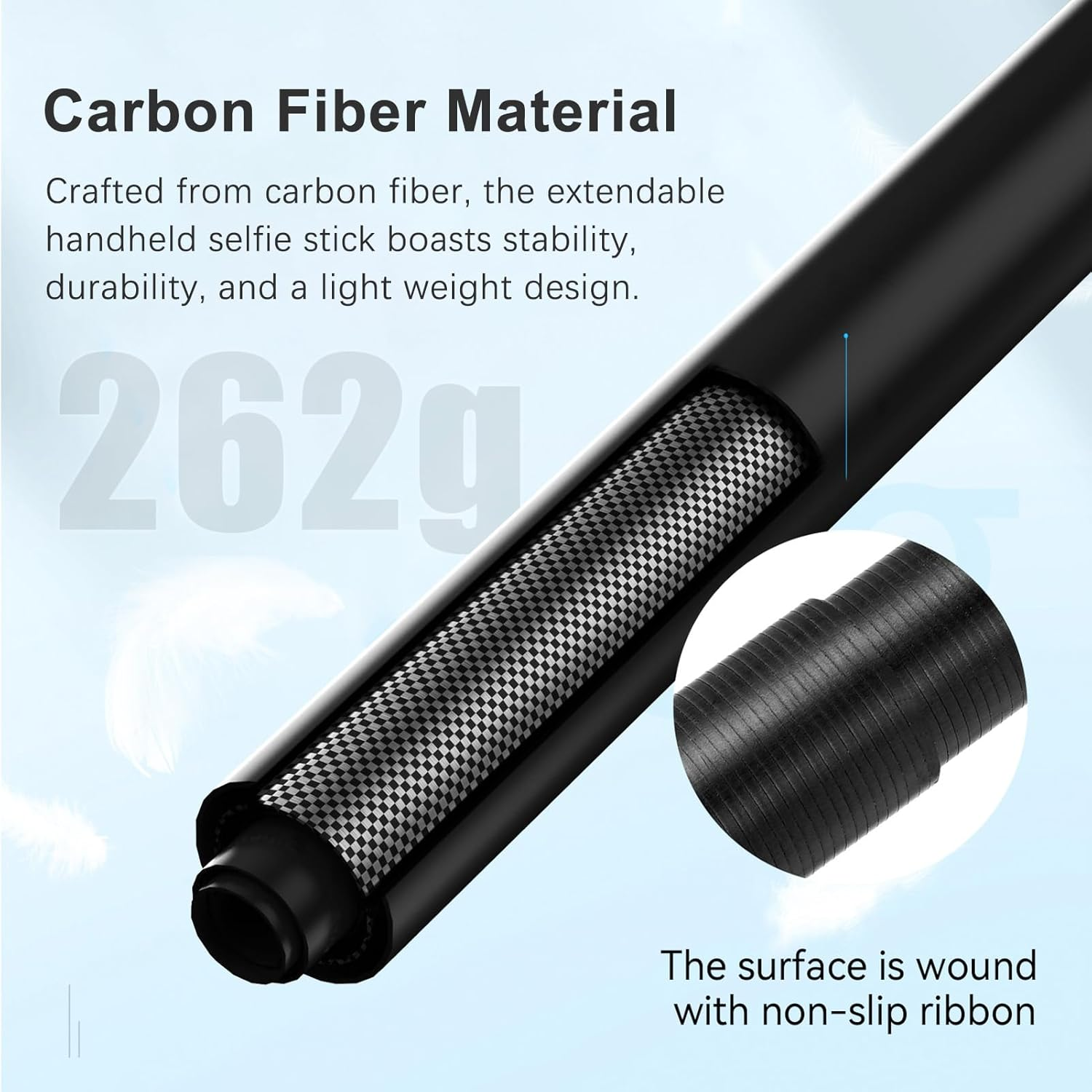 Carbonfaser-Selfiestick mit texturierter Oberfläche und weißem Hintergrund.
