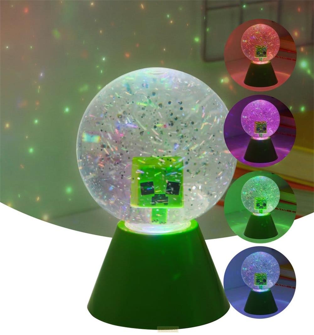 Eine grüne Lampe mit einer Schneekugel, die Creeper enthält, und farbigen Lichteffekten.