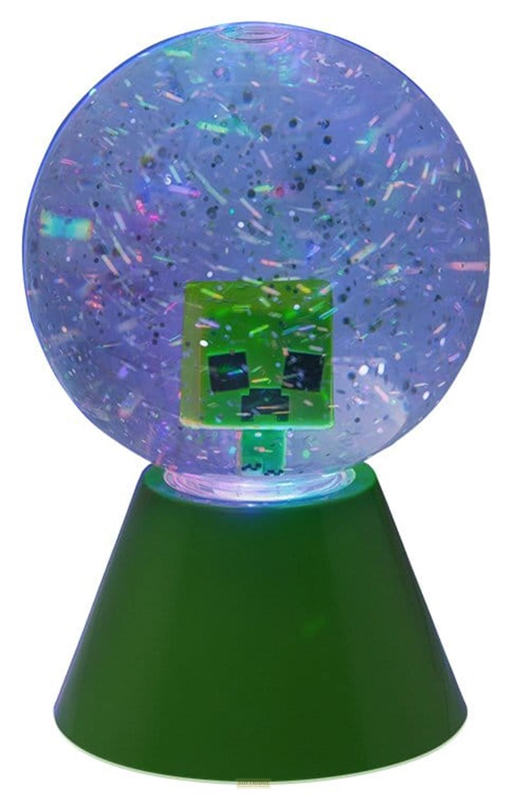 Eine Minecraft Creeper-Schneekugel mit Glitzer, blauem Licht und grünem Sockel auf weißem Hintergrund.